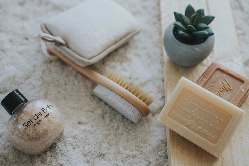 Productos de cuidado facial y corporal sobre una superficie clara